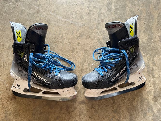 Bauer Vapor Hyperlite 2 Hockey Skates  Size 6.5 (Used)