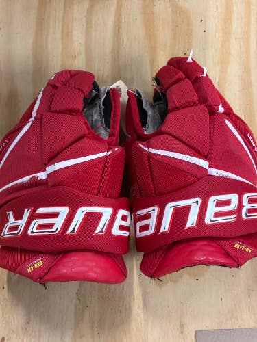 Red Junior Bauer Vapor Hyperlite Gloves 13" (Used)