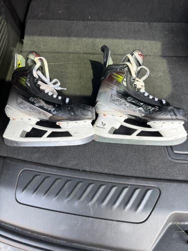2024 Bauer Vapor Hyperlite 2 Hockey Skates Regular Width Pro Stock 8.5 (Used)