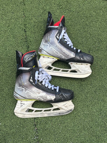 2022 Bauer Vapor Hyperlite Hockey Skates Regular Width   6.5 (Used)