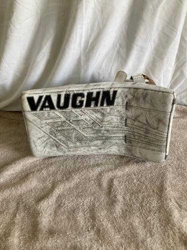 Vaughn Velocity VE8 Regular Goalie Blocker | Size: Intermediate