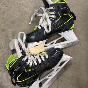 Junior Bauer GSX Hockey Goalie Skates Regular Width Size 1 (Used)