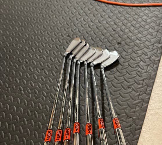 Men's 2025 TaylorMade P790 Right Handed Iron Set 4-pw Stiff Flex  (New)