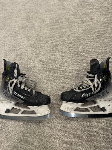 2024 Bauer Vapor Hyperlite Hockey Skates Regular Width   Size 5 (Used)