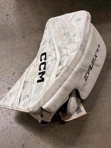 White Junior CCM Eflex 6.5 Goalie Blocker Regular (Used)