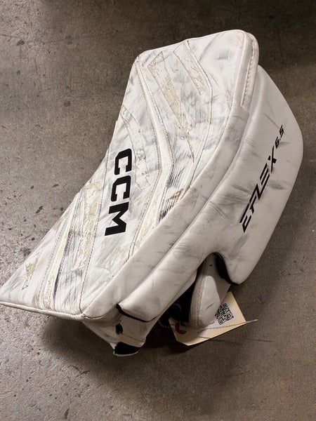 White Junior CCM Eflex 6.5 Goalie Blocker Regular (Used)