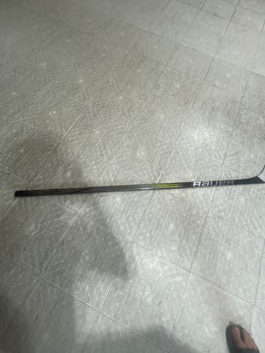 Intermediate Bauer Vapor Hyperlite 2 Left Hand Hockey Stick P28 (Used)
