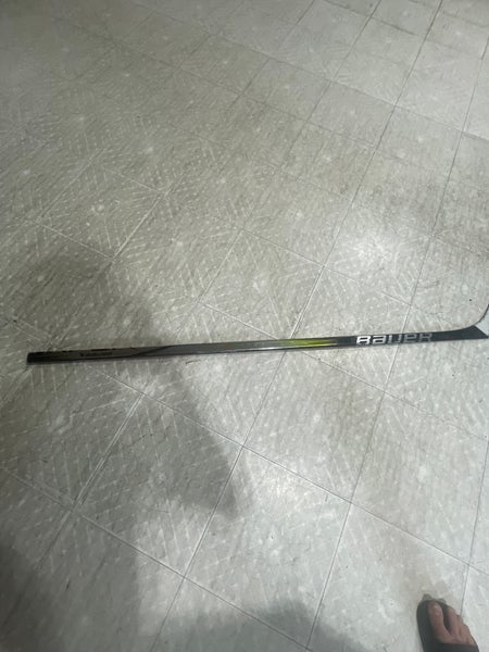 Intermediate Bauer Vapor Hyperlite 2 Left Hand Hockey Stick P28  (Used)