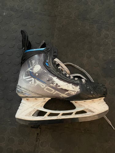 Bauer Vapor Hyperlite Hockey Skates Regular Width Pro Stock 9 (Used)