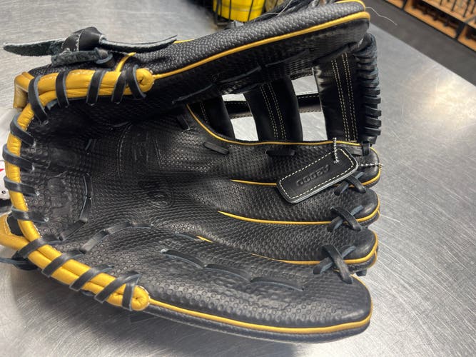 Wilson RH A2000 Softball Glove 12" (New)