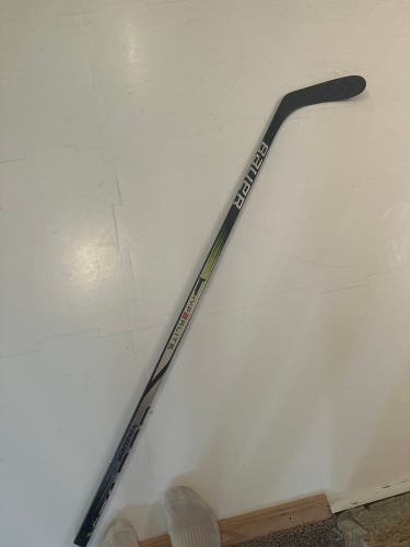 Junior Bauer Vapor Hyperlite 2 Right Handed Hockey Stick P28 (Used)