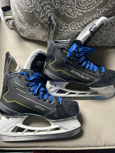 Bauer Supreme M40 Hockey Skates Regular Width 7 (Used)