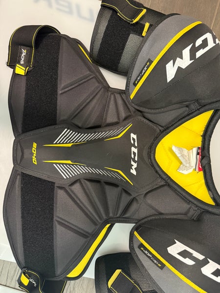 Senior Large CCM Tacks 9040 Shoulder Pads (Used)