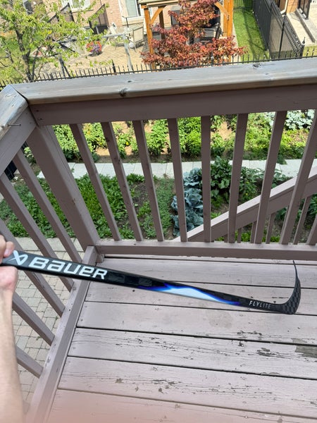Senior Bauer Vapor FlyLite Right Handed Hockey Stick P92 (New)
