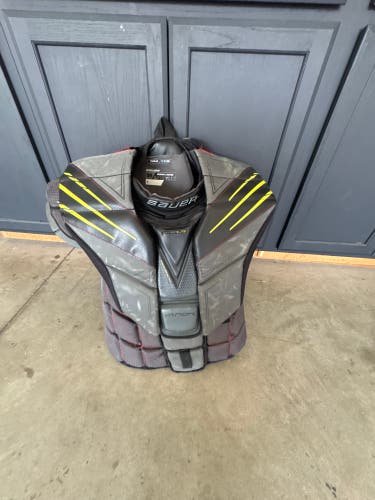 Medium 2023 Bauer Hyperlite Goalie Chest Protector (Used)