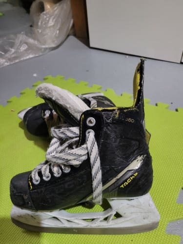 CCM AS-560 Hockey Skates Size 2 (Used)