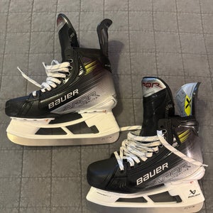 2024 Bauer Vapor Hyperlite 2 Hockey Skates Regular Width   Size 6.5 (Used)