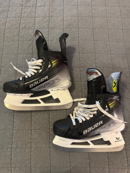 2024 Bauer Vapor Hyperlite 2 Hockey Skates Regular Width   Size 6.5 (Used)