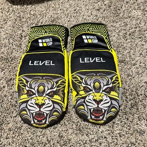 XL Men's Level Gloves World Cup edition (New)