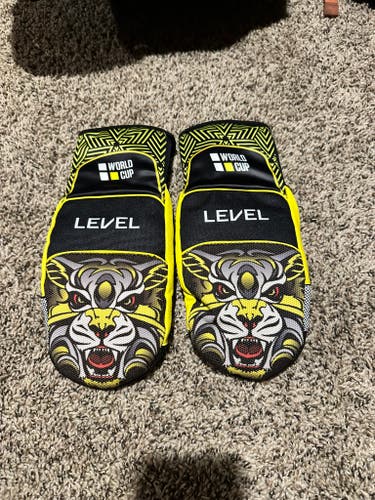 XL Men's Level Gloves World Cup edition (New)