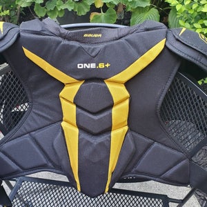 Medium Senior Bauer Supreme One.6 Shoulder Pads (Used)