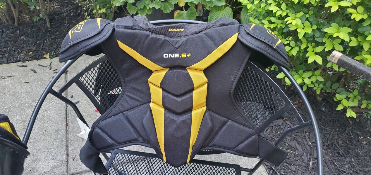 Medium Senior Bauer Supreme One.6 Shoulder Pads (Used)