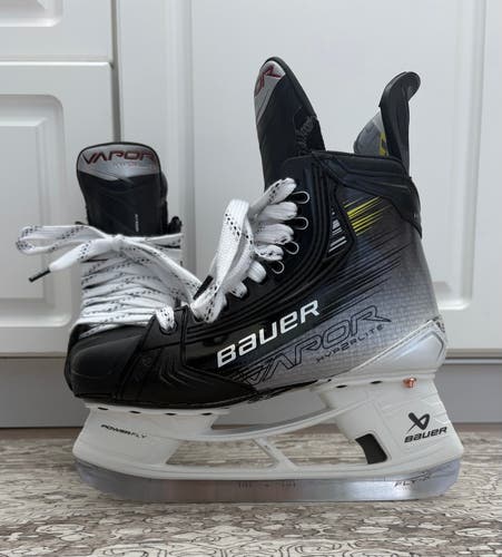 Bauer Vapor Hyperlite 2 Hockey Skates Size 5.5 (New)