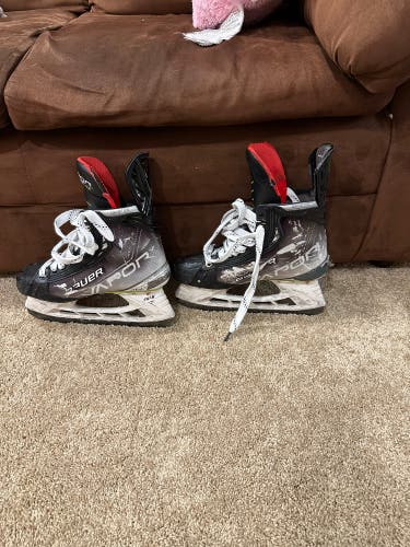 Bauer Vapor Hyperlite Hockey Skates Size 6 Fit 2 (Used)