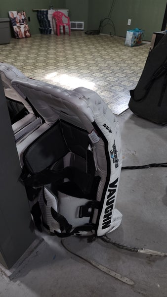 2018 33" Custom Vaughn Velocity VE8 Pro Goalie Leg Pads (Used)