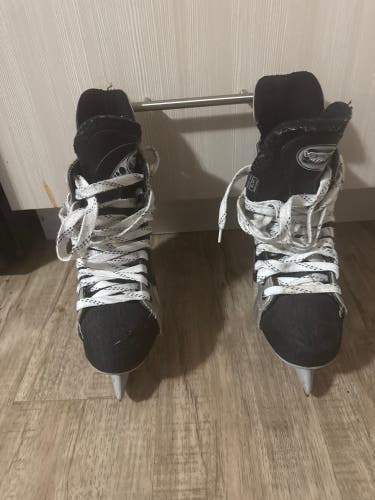 Hockey Skates Wide Width Size 3.5 (Used)