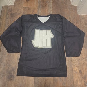 Black and white reversible youth XL LA Kings Undefeated  Unisex Practice Jersey (Used)
