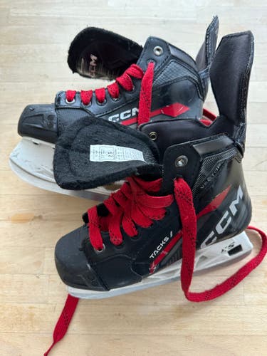2022 CCM Tacks Vector Hockey Skates Regular Width Size 2.5 (Used)