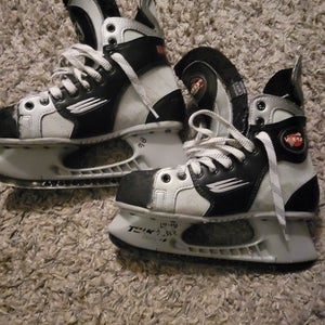 Bauer Vapor 6 Hockey Skates 7 (Used)