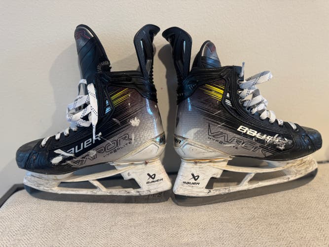 2023 Bauer Vapor Hyperlite 2 Hockey Skates Regular Width 7 (Used)