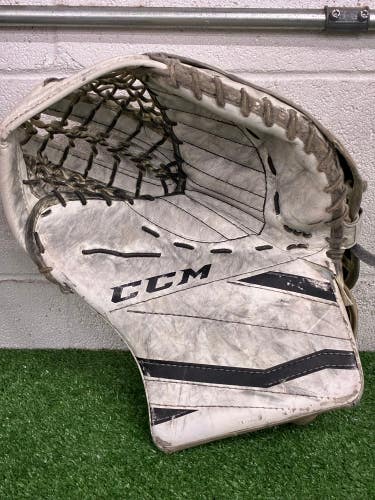 White Junior CCM Eflex 3.5 Goalie Glove Regular (Used)
