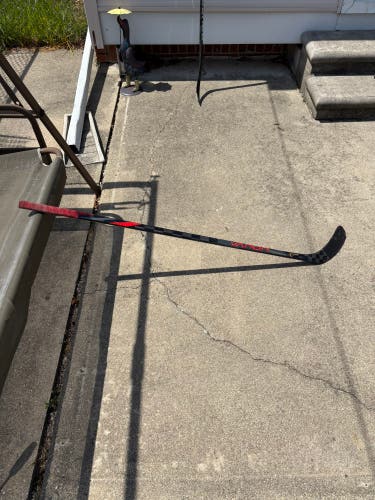 Junior Bauer Vapor FlyLite Right Handed Hockey Stick P88 (Used)