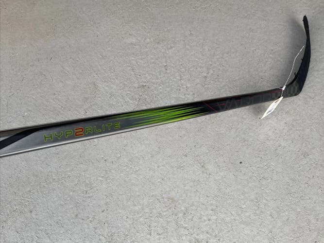 Youth Bauer Vapor Hyperlite 2 RH Hockey Stick P28
