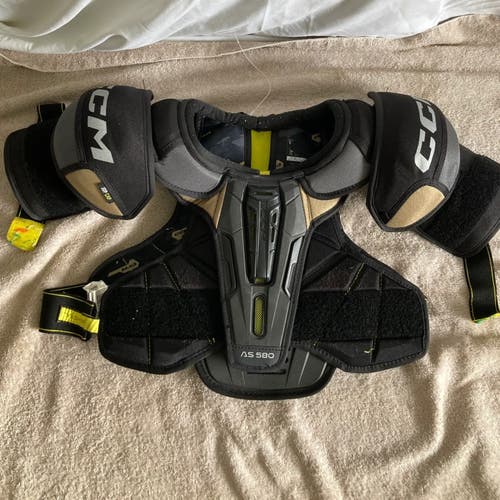CCM TACKS AS 580 Shoulder Pads | Senior Size: Small