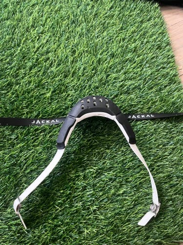 Jackal jaw chinstrap