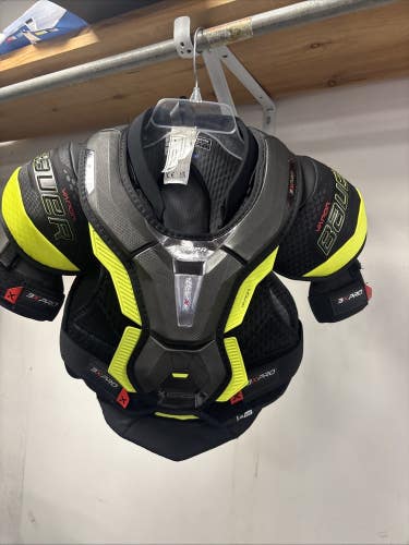 Brand New Jr. medium Bauer Vapor 3X PRO Ice Hockey Player Shoulder Pads