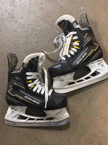 Junior Bauer Supreme M40 Hockey Skates Extra Wide Width Size 1 (Used)