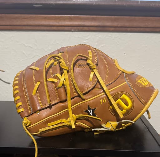 Wilson LH Pitcher's A2000 Baseball Glove 11.75" (New)