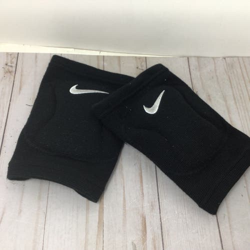 Nike Streak Volleyball Knee Pads Size Med/Large Black (Gently Used)