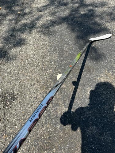 Senior Bauer Hyperlite 2 Hockey Stick Right Handed P28 (Used)