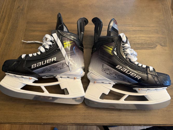 Bauer Vapor Hyperlite 2 Hockey Skates Regular Width 6 (New)