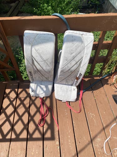 Medium 2023 Bauer Vapor X5 Pro Goalie Leg Pads (Used)