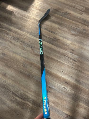 Bauer Nexus Sync RH Hockey Stick P28 77flex (Like New)