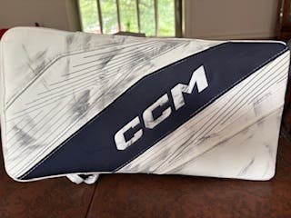 2024 Intermediate CCM EFLEX 6.9 Regular (Used for less than a month) White/Navy