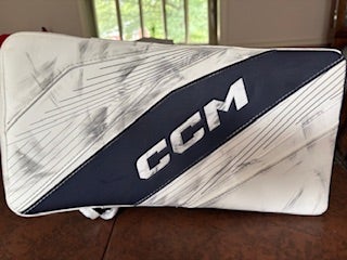2024 Intermediate CCM EFLEX 6.9 Regular (Used for less than a month) White/Navy