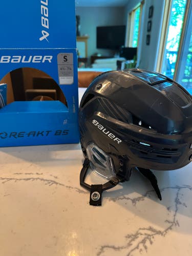 Small Bauer Re-Akt 85 Helmet (Used)